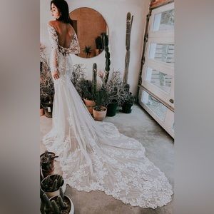 Brand NEW - ESSENCE OF AUSTRALIA WEDDING DRESS D3284